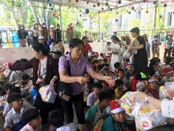 A group of people in a shelter

AI-generated content may be incorrect.