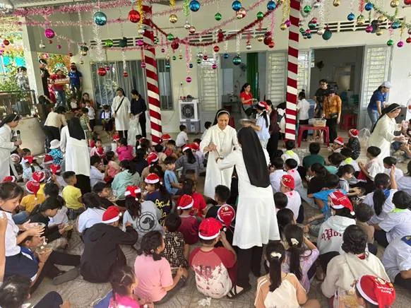 A group of people in a room with a group of people in white dresses with Harajuku in the background

AI-generated content may be incorrect.