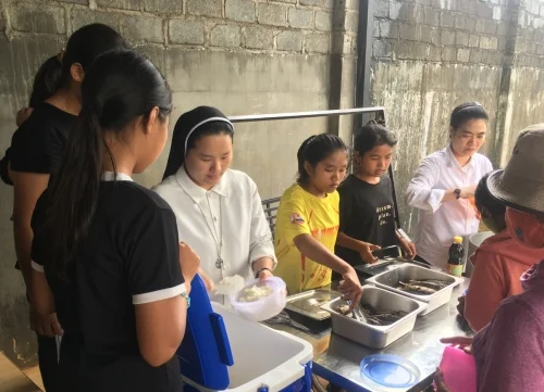 Cơm 0 đồng: từ sự cảm thương đến hành động