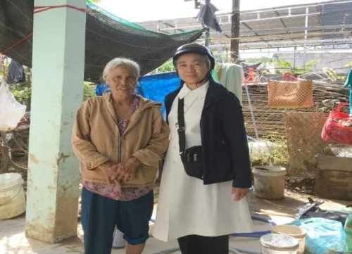 Cứu trợ lũ lụt tại Giáo xứ Đại Điền, Diên Khánh – Gp. Nha Trang