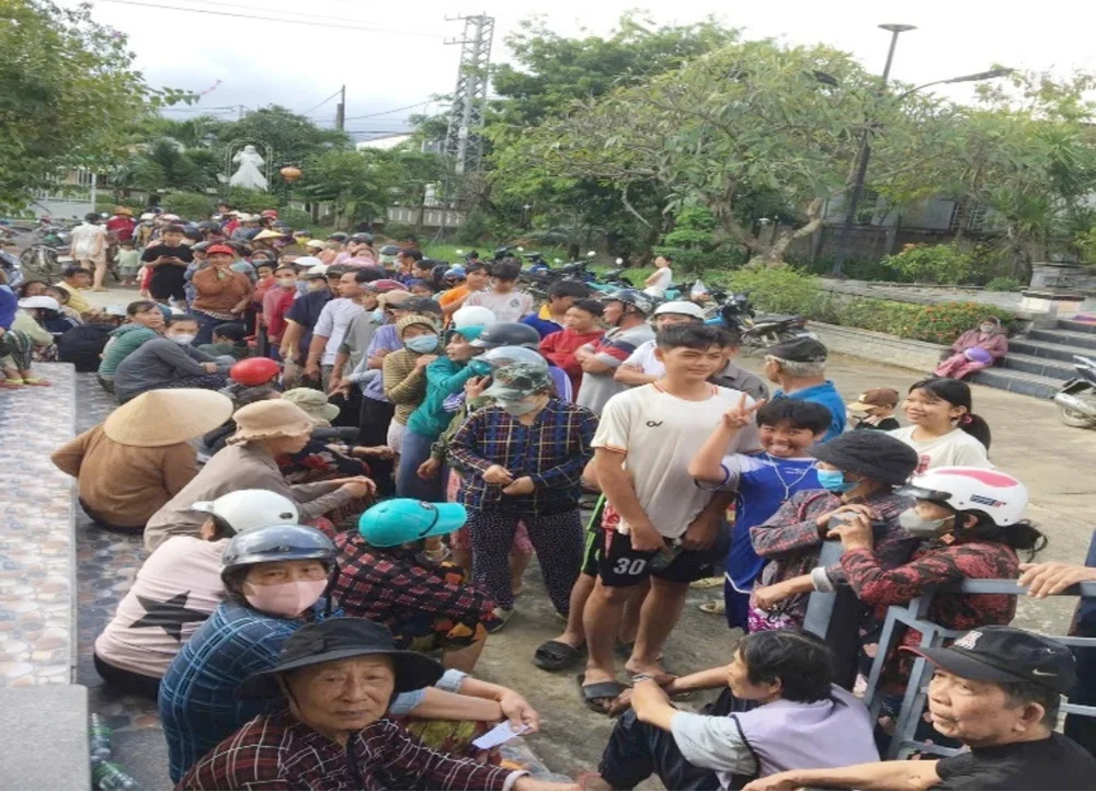 Cứu trợ lũ lụt tại Giáo xứ Đại Điền, Diên Khánh – Gp. Nha Trang — ảnh 4