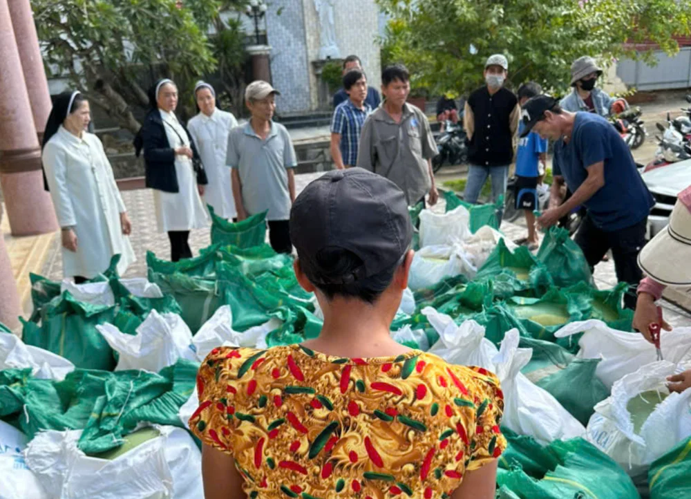 Cứu trợ lũ lụt tại Giáo xứ Đại Điền, Diên Khánh – Gp. Nha Trang — ảnh 6