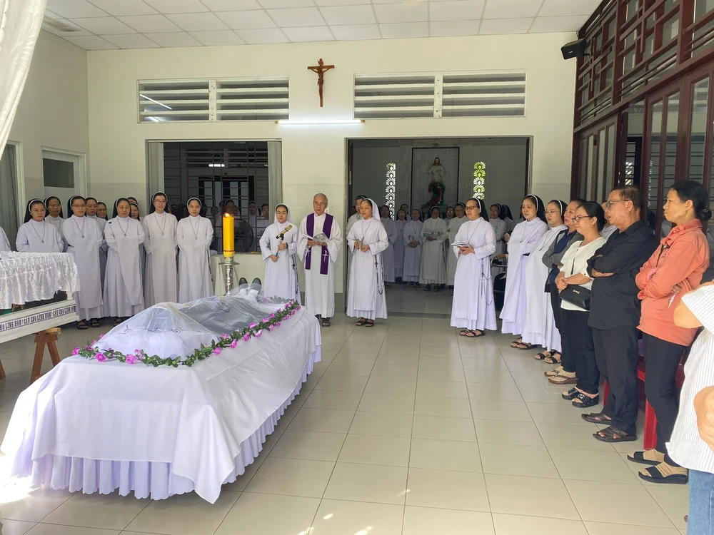 Hình ảnh lễ an táng Dì Anna Nguyễn Thị Thanh Bình — ảnh 2