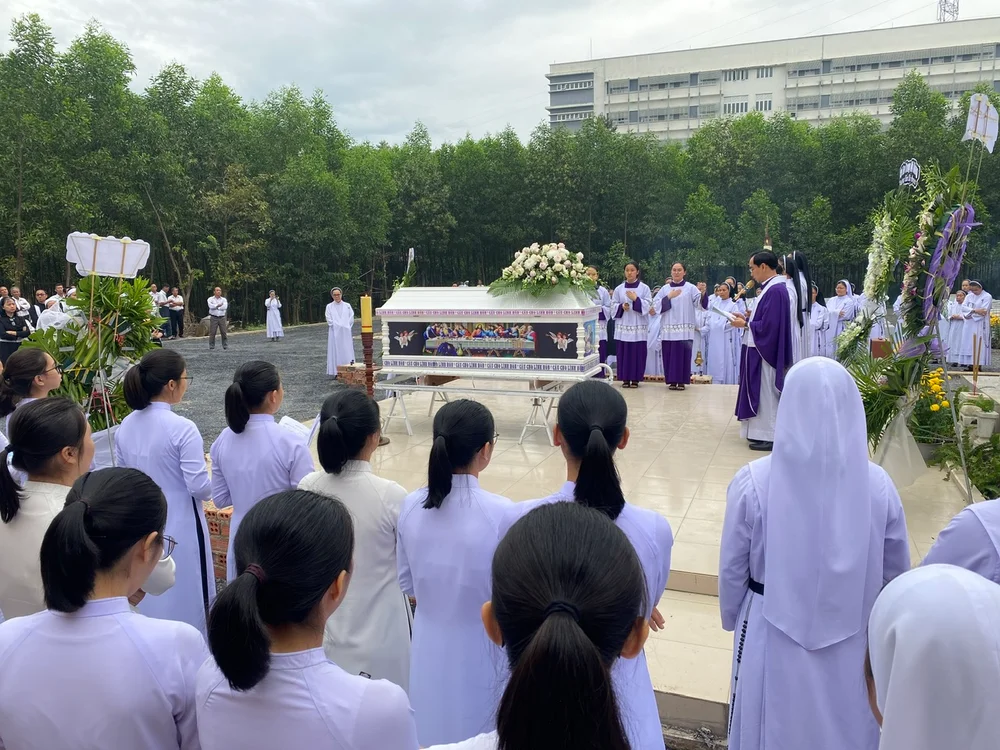 Hình ảnh lễ an táng Dì Anna Nguyễn Thị Thanh Bình — ảnh 14