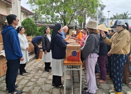 Khi những chiếc nồi cơm điện sưởi ấm lòng người