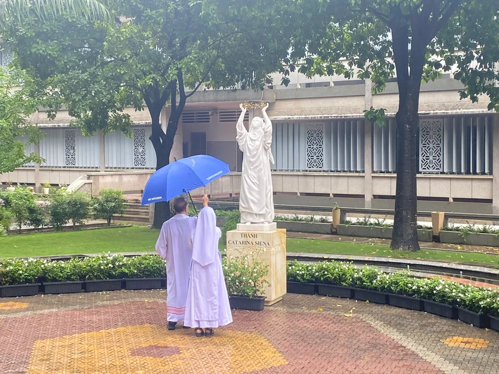 Làm phép tượng Thánh Catarina Siena — ảnh 9