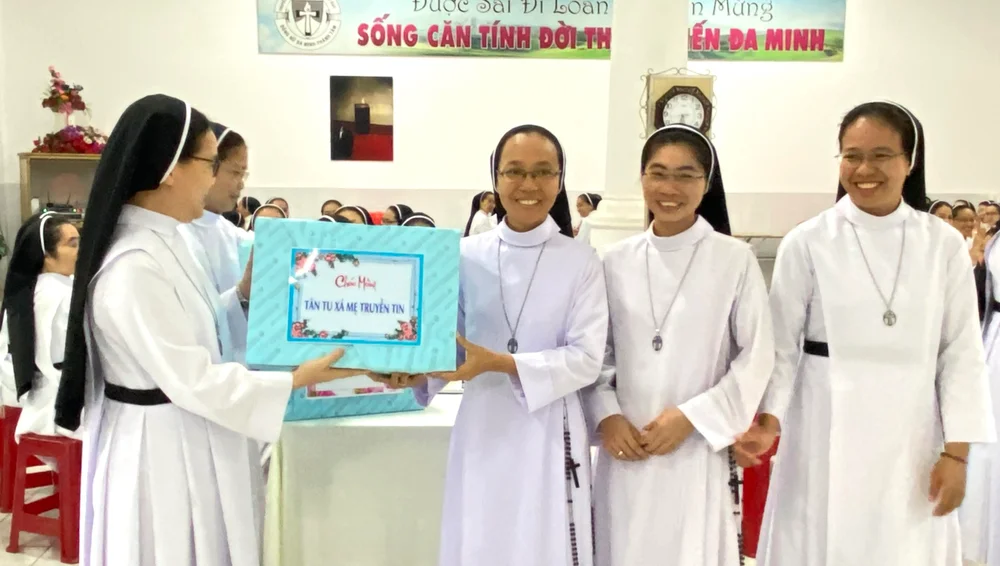 Lãnh nhận Hiến Pháp - Nội Quy và Văn thư công bố nâng bậc Cộng đoàn — ảnh 12