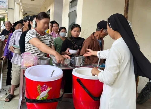 Nồi cháo tình thương: hơi ấm giữa đời thường