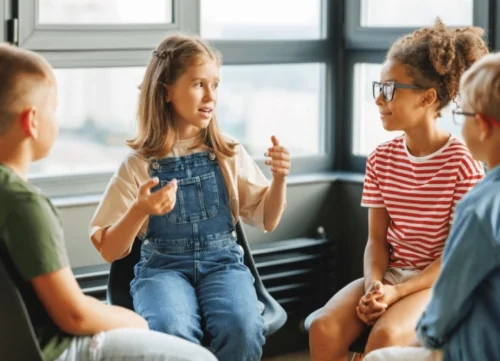 Sáu cách thế khuyến khích trẻ lắng nghe tích cực