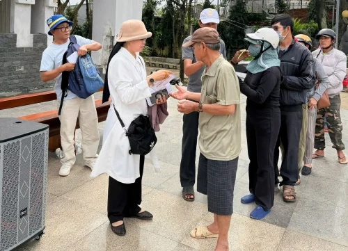 Tình người giữa bão lũ
