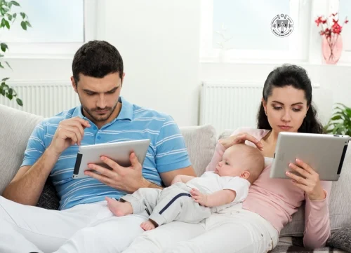 Việc Cha mẹ sử dụng điện tử có ảnh hưởng đến trẻ như thế nào?